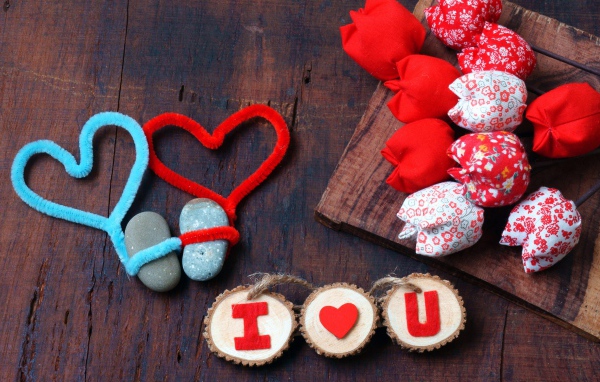 Тюльпаны из ткани и два сердца на столе