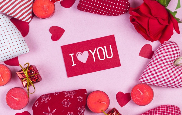 Сердечки, свечи и роза вокруг надписи Я тебя люблю 