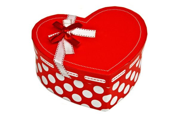 Подарочная красная коробка в форме сердца на белом фоне