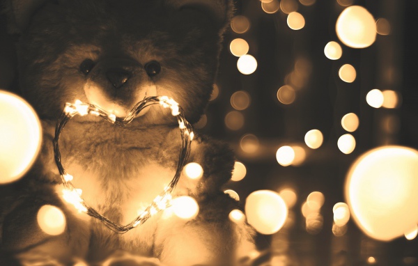 Медвежонок Тедди с сердцем из гирлянды 