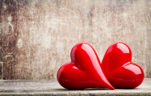 Два ярких красных сердца на сером фоне