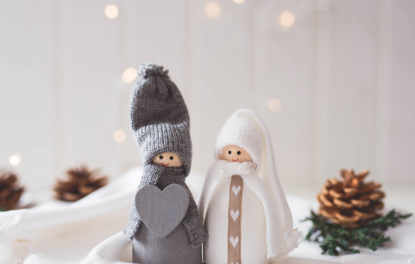 Две влюбленные фигурки в вязаных костюмах