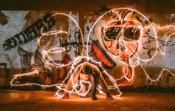 Парень в худи с искрами света