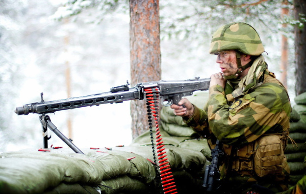 Мужчина солдат с пулеметом 