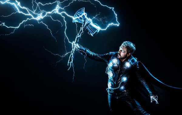 Мужчина в костюме Тора косплей 