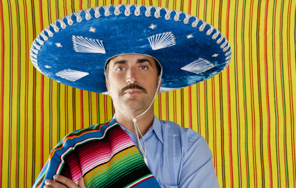 Мужчина с большой шляпе сомбреро 