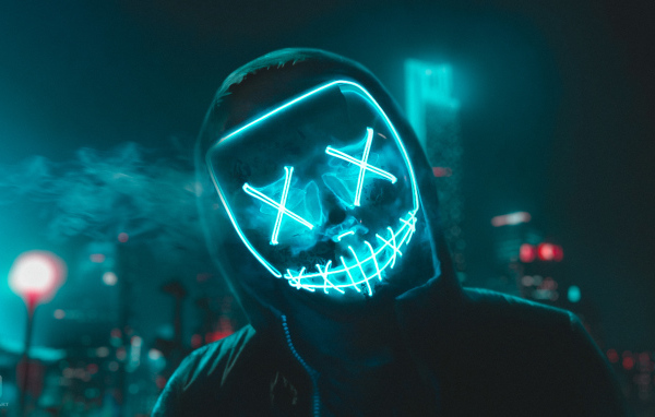 Парень в худи с неоновой маской 