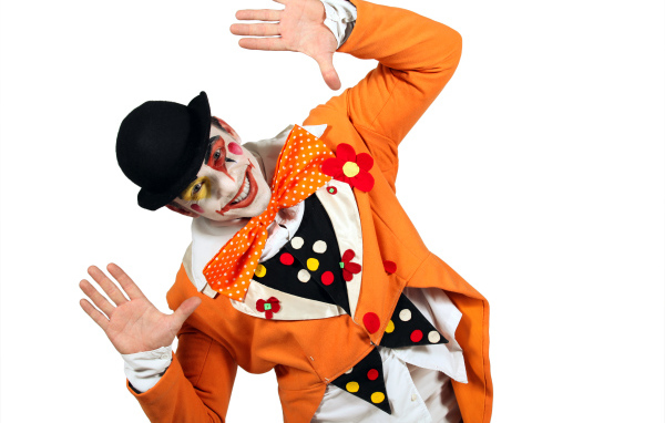 Улыбающийся мужчина клоун на белом фоне 