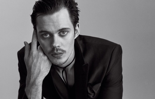 Актер Билл Скарсгорд в пиджаке черно белое фото