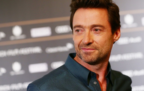 Актер Хью Джекман в черной рубашке