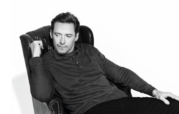 Актер Хью Джекман в кресле черно-белое фото