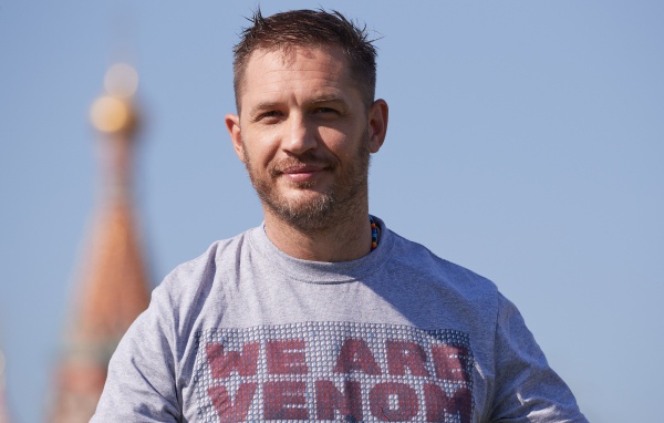 Актер Том Харди на голубом фоне