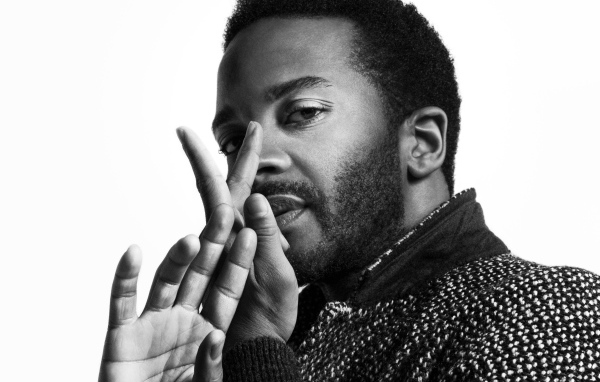 Американский актер Андре Холланд на белом фоне