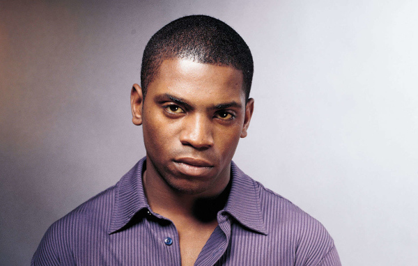 Американский актер Мекай Файфер на сером фоне