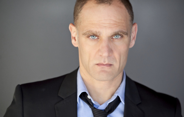 Голубоглазый мужчина, канадский актер Андреас Апергис