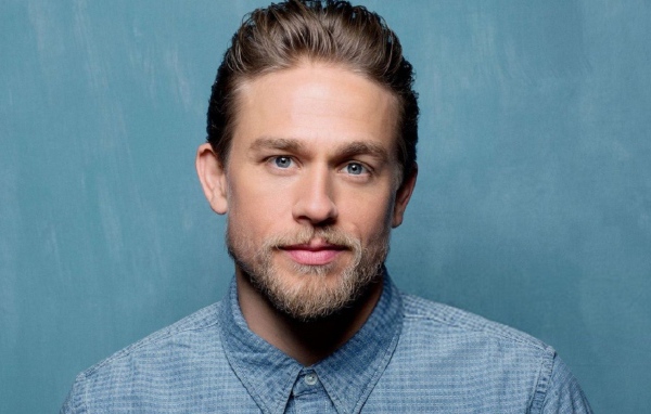 Красивый мужчина британский актер Чарли Ханнэм