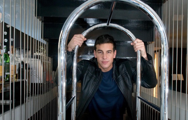 Красивый мужчина, актер Марио Касас