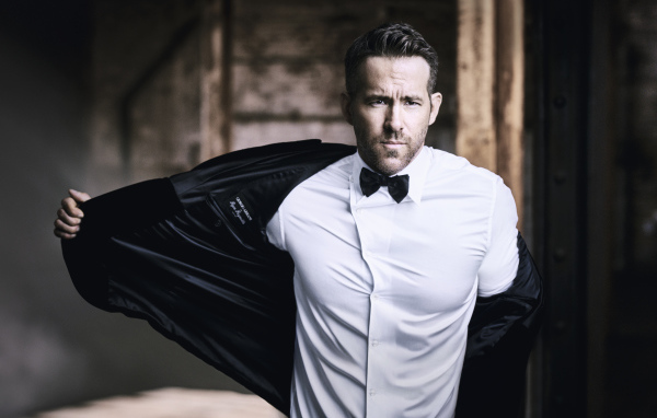 Популярный канадский актер Райан Рейнольдс снимает пиджак