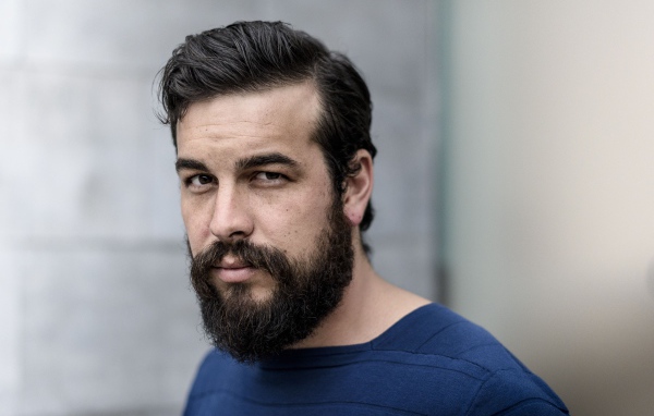 Популярный актер Марио Касас с бородой