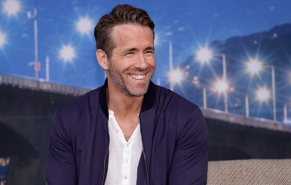 Улыбающийся актер Райан Рейнольдс