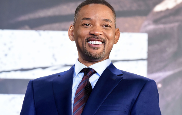 Улыбающийся мужчина в костюме, актер Уилл Смит 