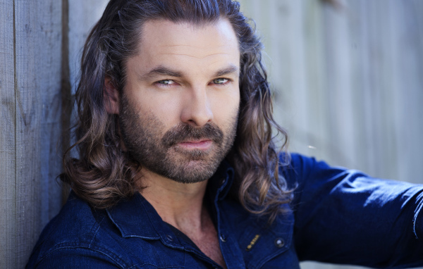 Стильный мужчина актер Гай Уильямс