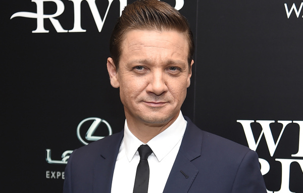 Стильный мужчина в костюме, актер Джереми Реннер