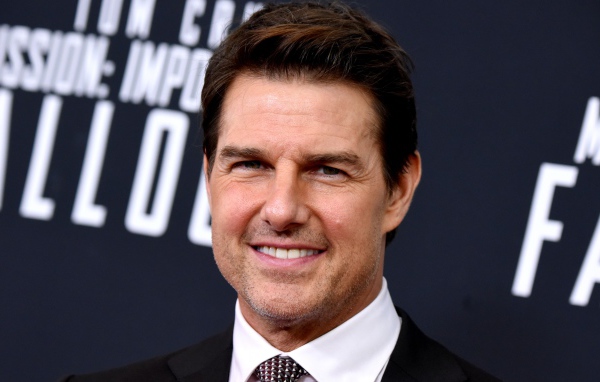 Стильный улыбающийся мужчина, актер Том Круз