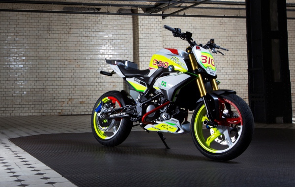 Мотоцикл BMW Concept Stunt G 310 в гараже