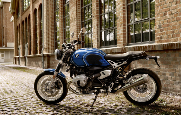 Мотоцикл BMW R nineT стоит у дома