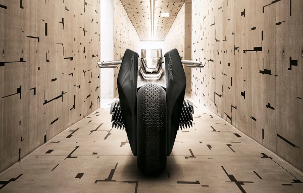 Мотоцикл BMW Vision Next 100 в комнате