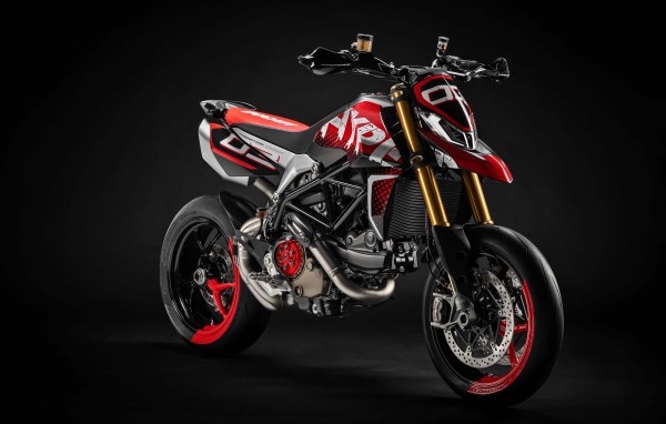 Мотоцикл Ducati Hypermotard 950 Concept 2019 года на сером фоне