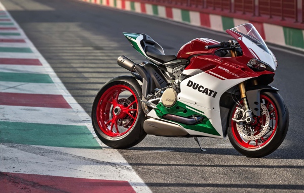 Мотоцикл Ducati 1299 на гоночной трассе