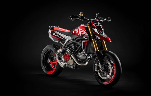 Мотоцикл Ducati Hypermotard 950 на сером фоне