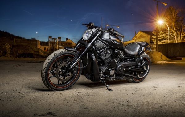 Мощный черный мотоцикл Harley Davidson стоит на улице с фонарем