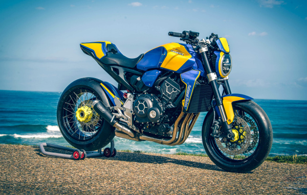 Мотоцикл Honda CB1000R  2019 года у океана