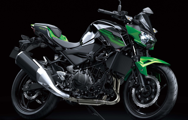 Большой мотоцикл Kawasaki Z400 на черном фоне