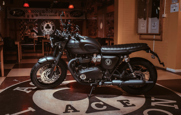 Черный мотоцикл Triumph Bonneville T120, 2019 года