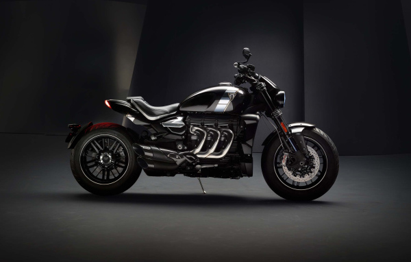 Черный большой мотоцикл Triumph Rocket 3 TFC 2019