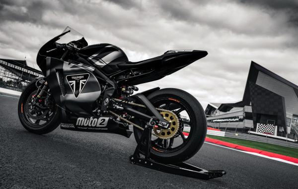 Спортивный мотоцикл Triumph Daytona 765 на трассе