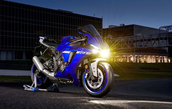 Мотоцикл Yamaha YZF-R1 2020 года с включенной фарой