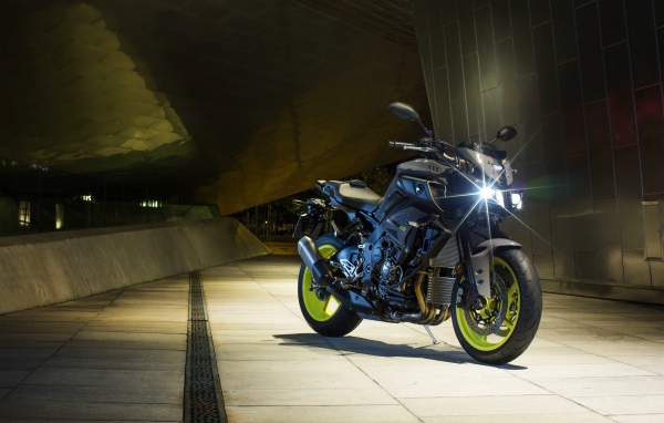 Мотоцикл Yamaha MT-10 с включенной фарой 