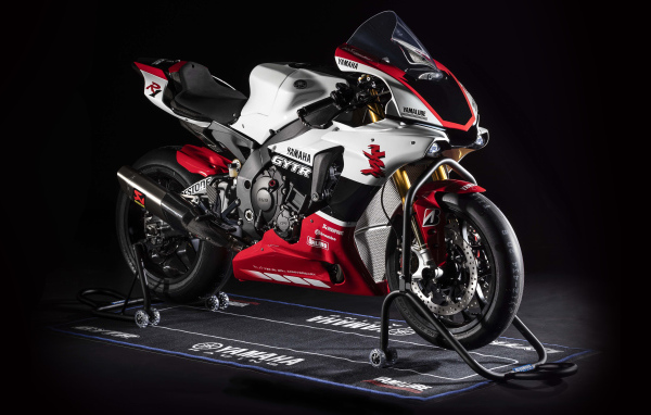 Мотоцикл Yamaha YZF-R1 GYTR, 2019 года на черном фоне