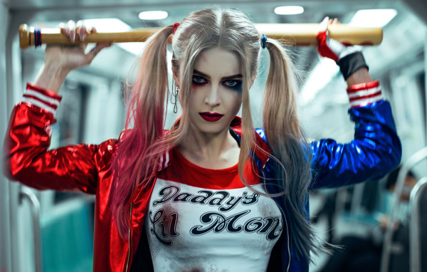 Персонаж фильма Отряд самоубийц Харли Квинн с бейсбольной битой