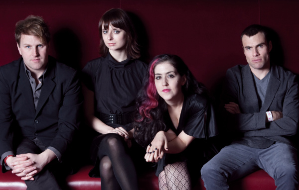 Американская группа Freezepop в черных нарядах