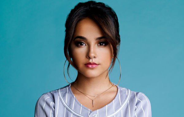 Американская певица Бекки Джи на голубом фоне