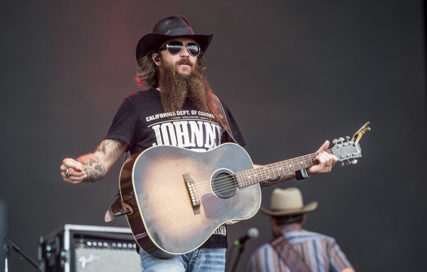 Американский певец Коди Джинкс с гитарой на сцене