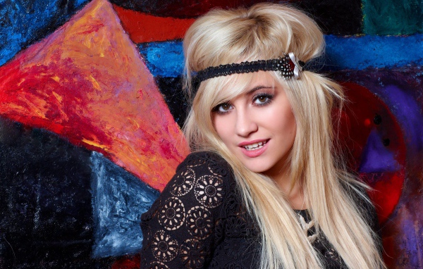Красивая блондинка, певица Пикси Лотт с повязкой на голове