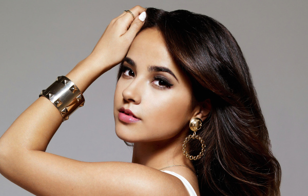 Красивая девушка, певица Бекки Джи на сером фоне