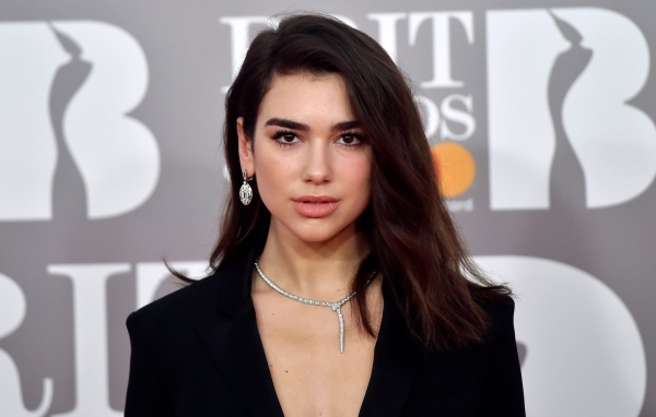 Красивая девушка певица Дуа Липа в черном пиджаке